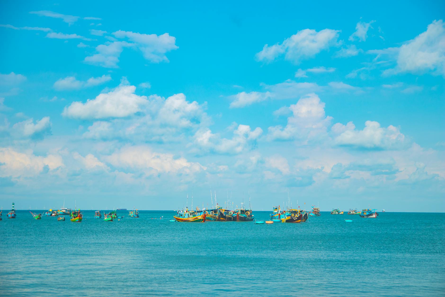 Màn hình game bắn cá với đàn cá nhỏ và cá tầm trung di chuyển trong khung hình