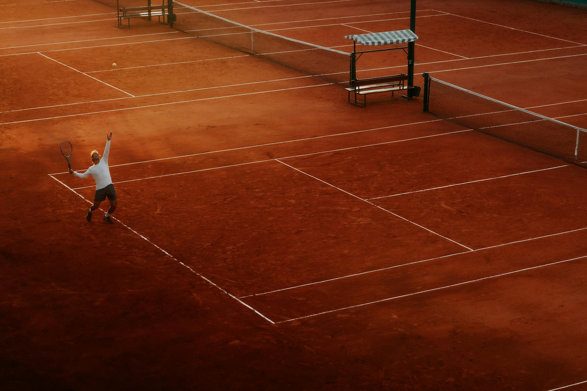 Bảng điểm trận tennis đang diễn ra trên sân thi đấu