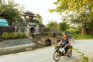 Cầu thủ tranh chấp trong một trận đấu Serie A với không khí căng thẳng