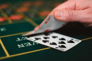 Người chơi đang xem khuyến mãi casino trên điện thoại