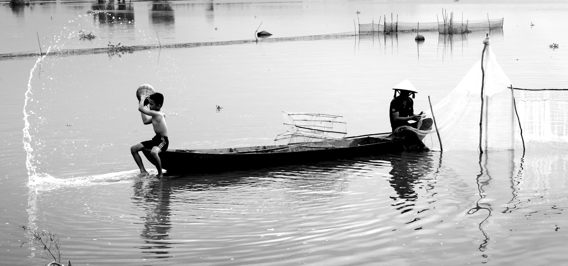 Người chơi tập trung ngắm bắn trong game bắn cá với giao diện rõ ràng